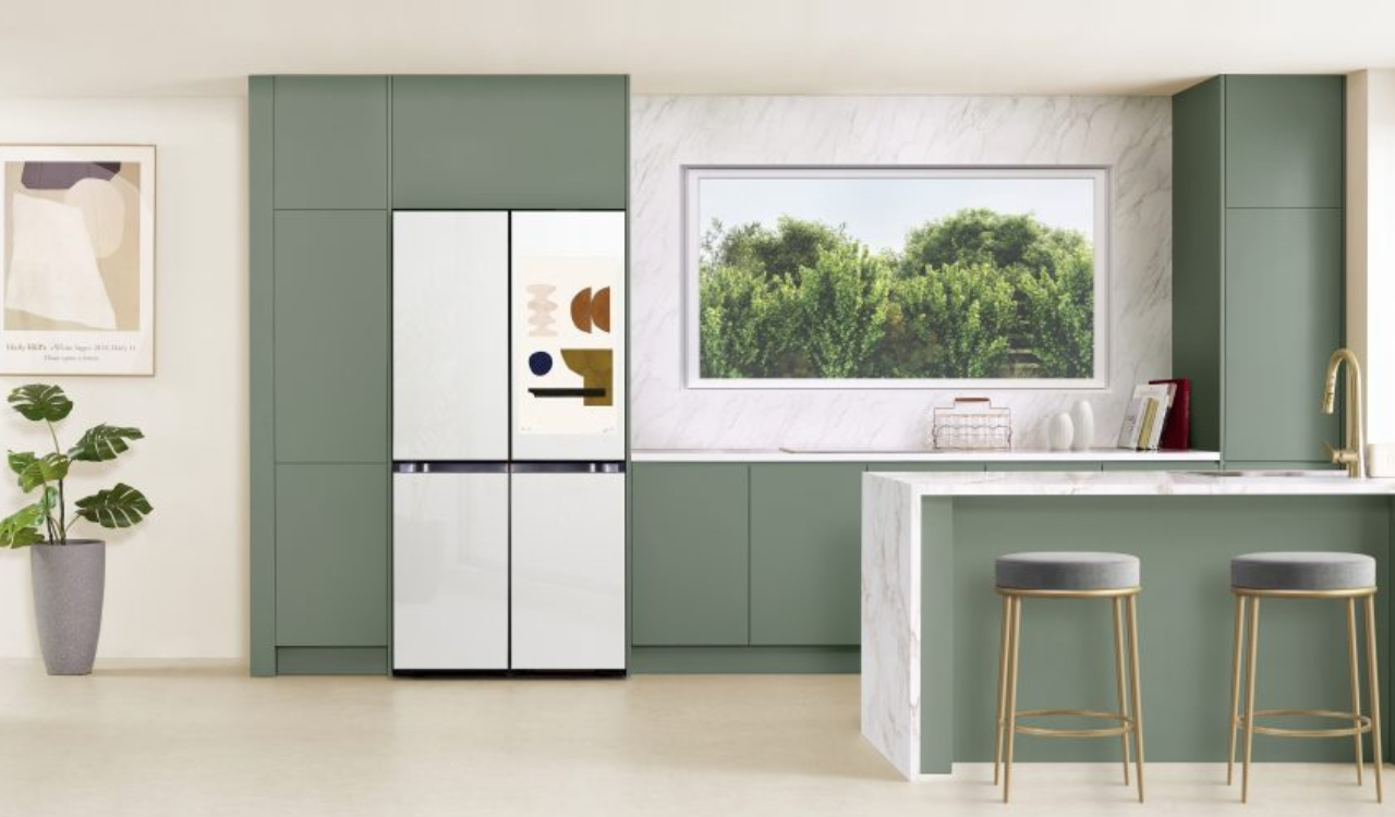 4 Bespoke refrigerator Family Hub Plus model image